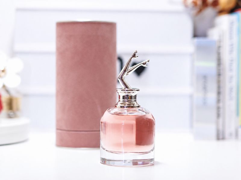Modern women celebrity perfume fashion Khloe Kardashian Perfume