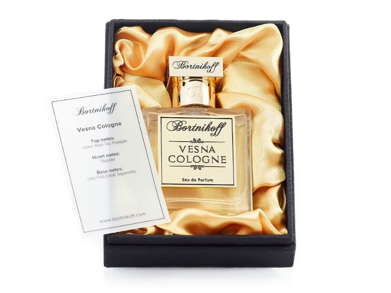 Floral heart notes of Kylie Jenner Perfume featuring jasmine rose and peony Kylie Jenner Perfume (2026)